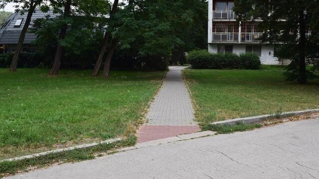 Kolobežkár zrazil dôchodkyňu a ušiel, skončila v nemocnici