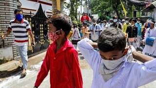 Novým centrom nákazy je India, denne tam umierajú stovky ľudí