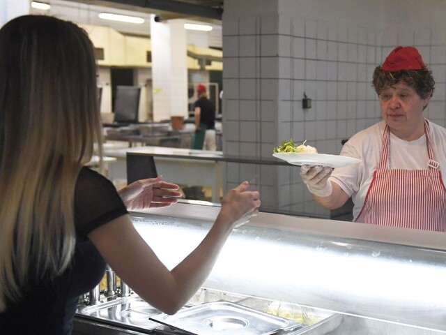 Vláda berie najslabším. Fico kritizuje zámer zrušiť obedy zadarmo