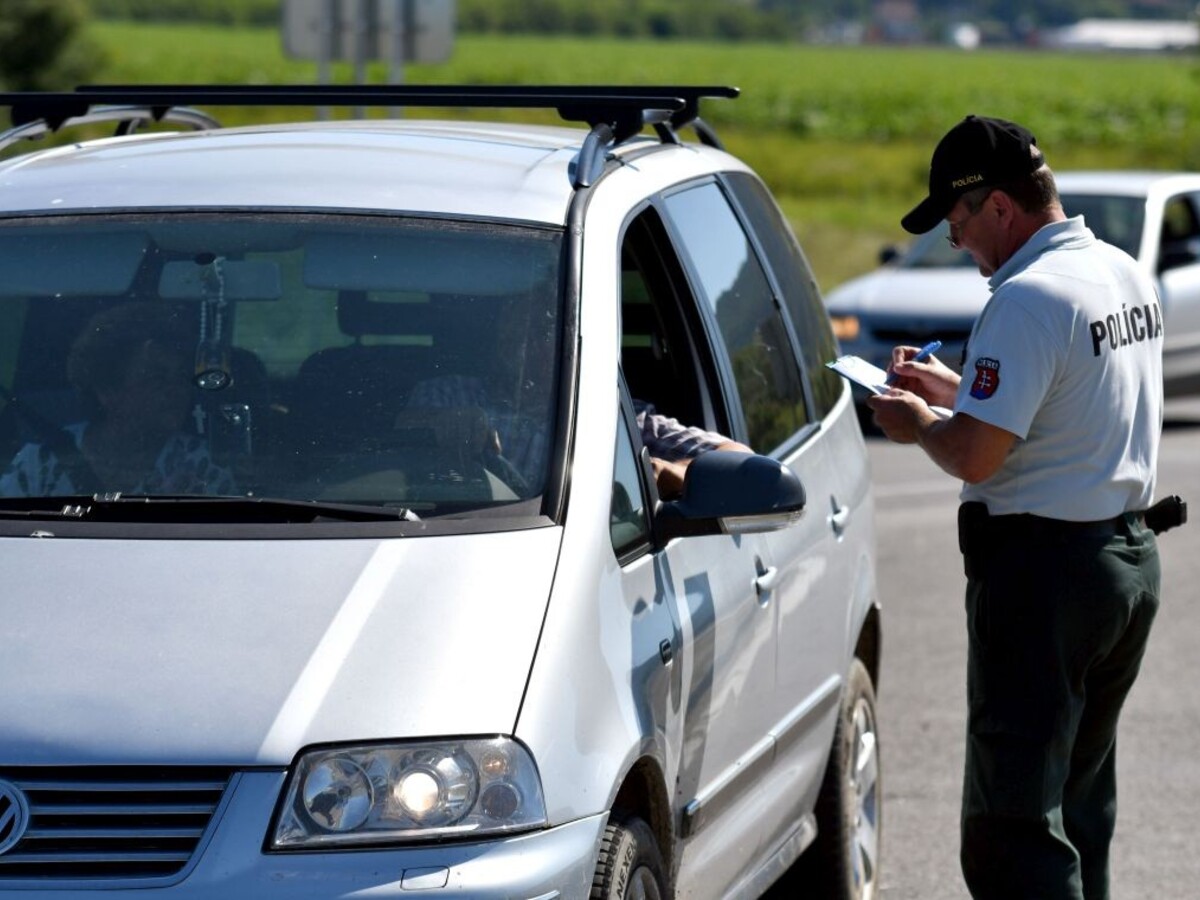 polícia policajt kontrola (1140px) TASR/Roman Hanc