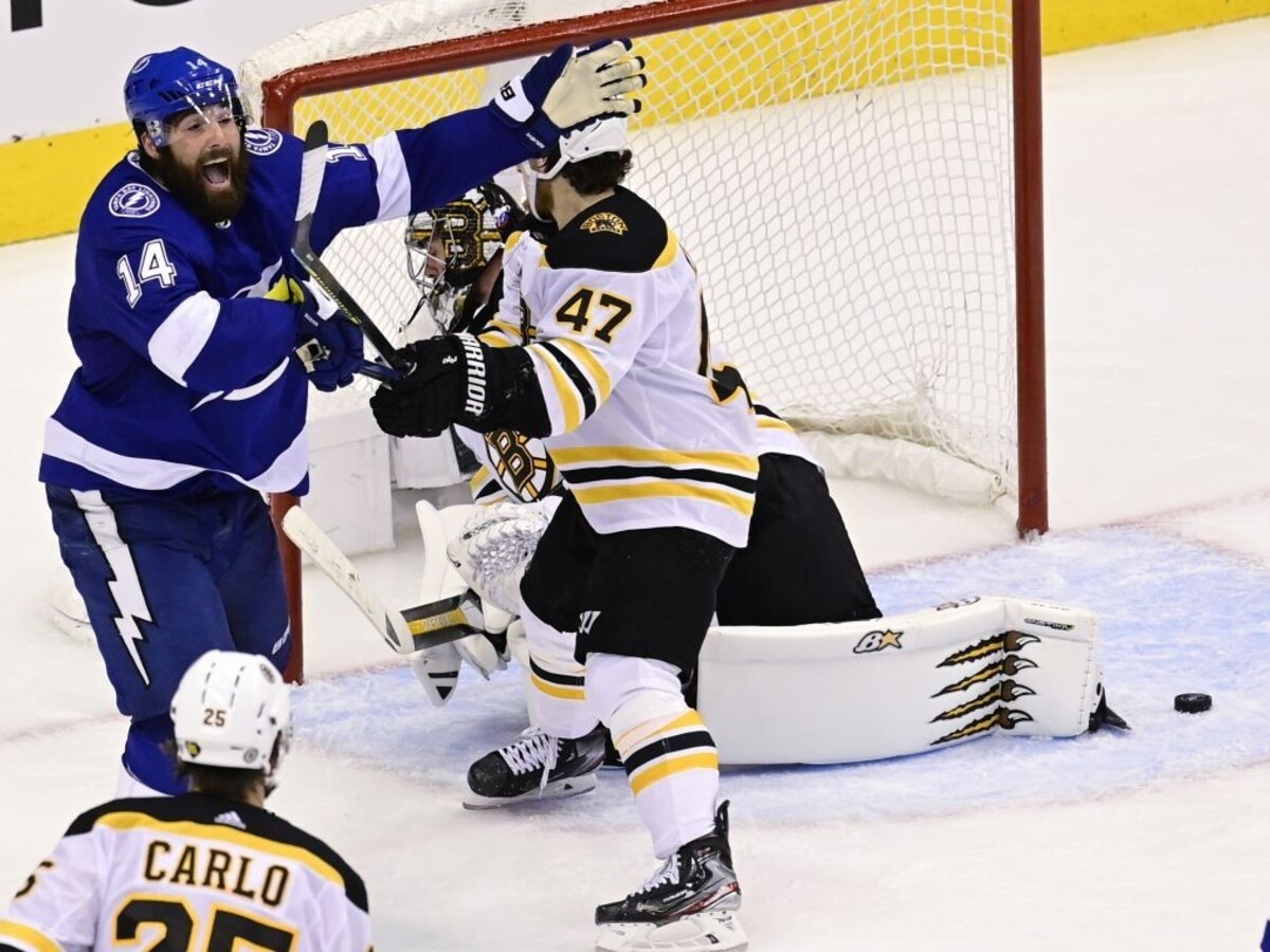 NHL: Pre Boston sa sezóna skončila, Tampa postúpila do finále