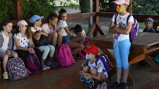 Školské potreby pre prvákov sú nákladné. Štát rodičom pomôže