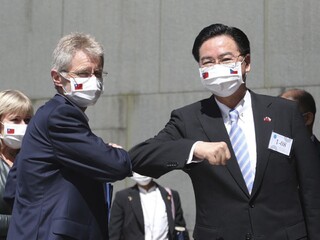 Som Taiwanec. Českému predsedovi Senátu tlieskal parlament