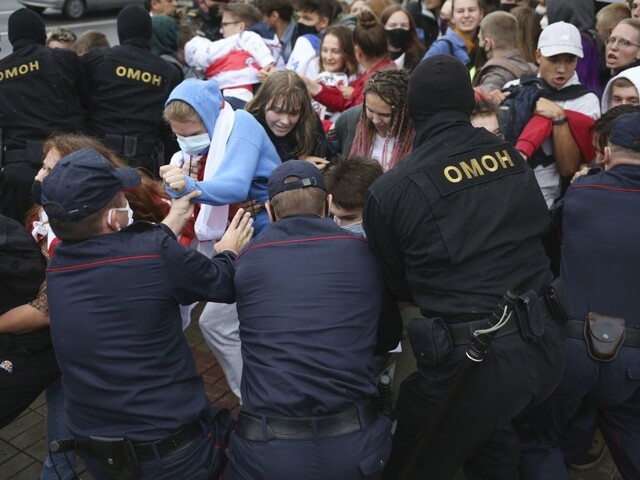 Študenti v Bielorusku vyšli do ulíc, polícia mnohých zadržala