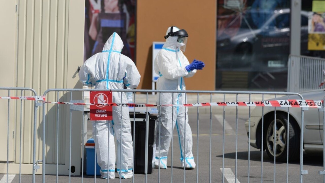 Pribudli nové úmrtia, nestíhajúci hygienici dostanú pomoc