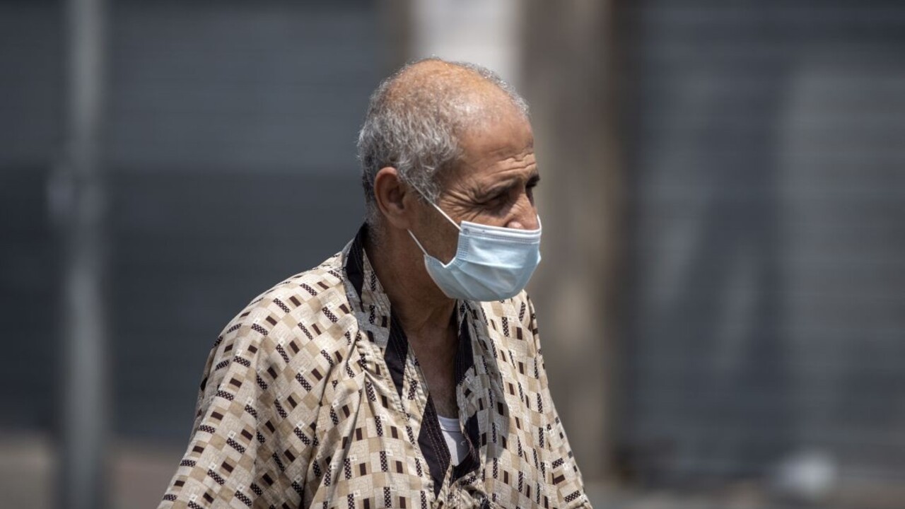 Rúška sú povinné i pre ľudí s problémami, výnimka sa zneužívala