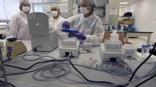 V boji s pandémiou pomôžu aj medici, zmeny odobril parlament