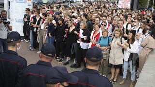 Bielorusko sa zmieta v chaose, navštívi ho ruský premiér