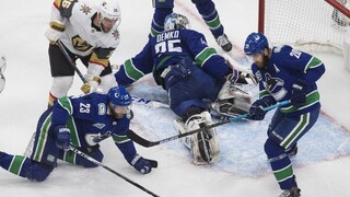 NHL: Canucks a Flyers zabojovali, vynútili si siedme zápasy