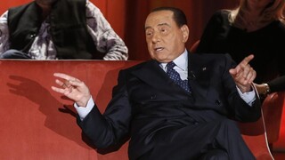 Nakazený Berlusconi má obojstranný zápal pľúc a masku na tvári
