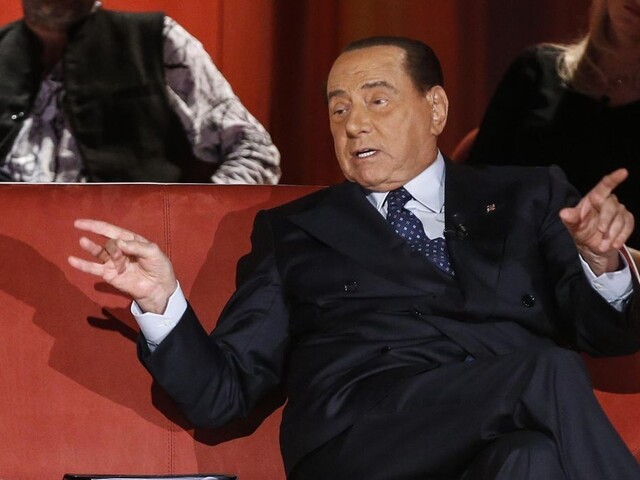 Nakazený Berlusconi má obojstranný zápal pľúc a masku na tvári