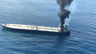 Pri Srí Lanke horí tanker, záchranári sa snažia zabrániť úniku ropy