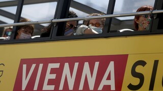 Rakúsko zaviedlo semafor, pravidlá nosenia rúšok sa sprísnia