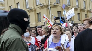 Študentov odvážali v dodávkach. Šíria vírus, tvrdí Lukašenko
