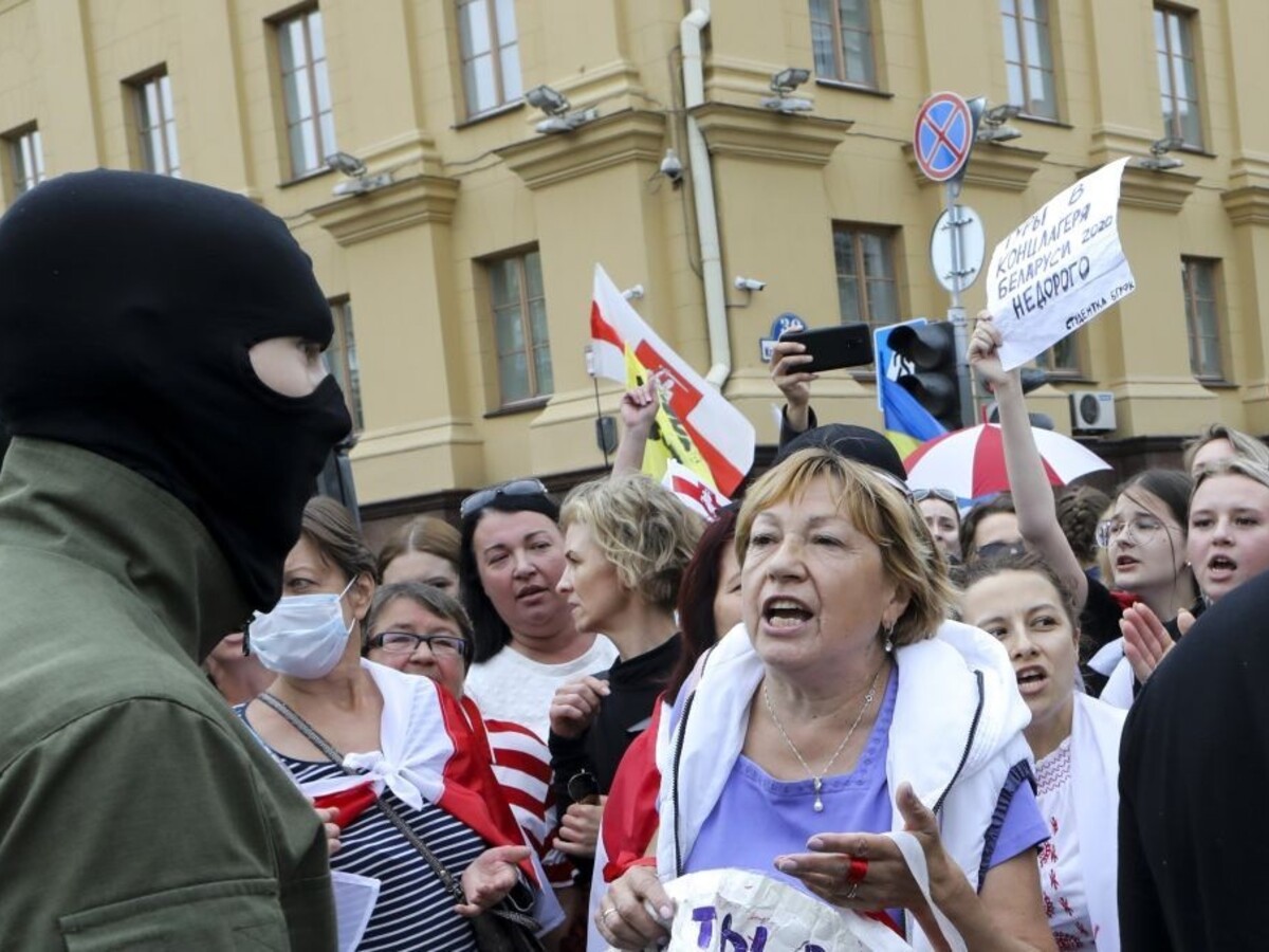 Študentov odvážali v dodávkach. Šíria vírus, tvrdí Lukašenko