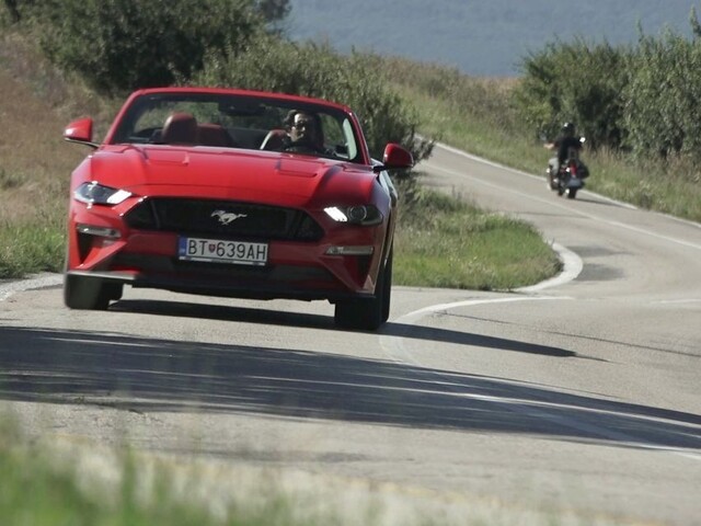 Dobrodružné kabriolety Ford Mustang a Mazda MX-5