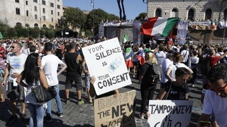 Na proteste v Ríme vystúpili aj odporcovia očkovania či krajná pravica