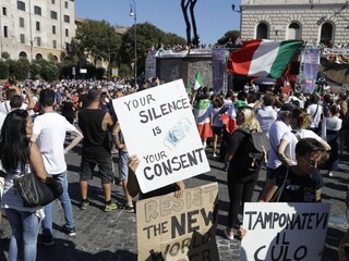 Na proteste v Ríme vystúpili aj odporcovia očkovania či krajná pravica