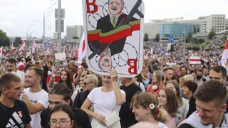 Protesty v Bielorusku pokračujú, mnohých demonštrantov zatkli