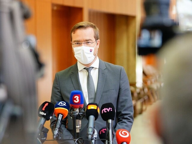 Minister je v karanténe, dostal informáciu o pozitívnom teste