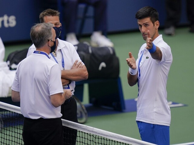 Neuveriteľná scéna. Médiá reagujú na diskvalifikáciu Djokoviča