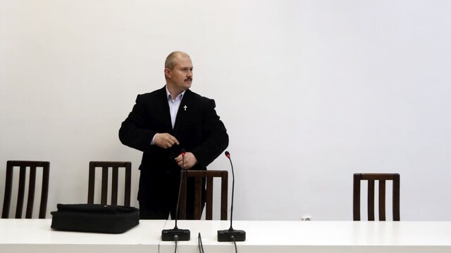 Kotlebu čakal súd, nepríde. Nastúpil do povinnej karantény