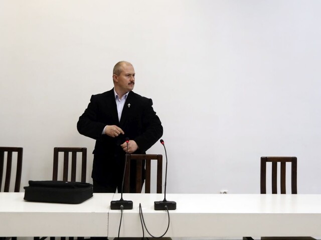 Kotlebu čakal súd, nepríde. Nastúpil do povinnej karantény