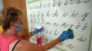Zatvárajú ďalšie triedy. Hygienici majú podozrenie na koronavírus
