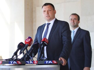 Vyváženosť pri bohoslužbe? Nezávislí poslanci kritizovali sankcie