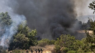 Kaliforniu sužujú požiare, turistov museli evakuovať vrtuľníkmi