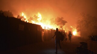 Preplnený utečenecký tábor v Grécku takmer úplne zničil požiar