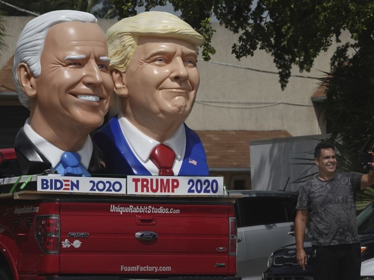 Trump prezradil, prečo zľahčuje nákazu. Zrada, reaguje Biden
