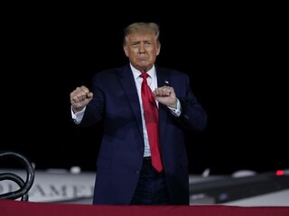 Trump sa prirovnal k Churchillovi, aj on upokojuje národ v kríze