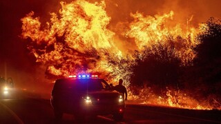 Západné pobrežie USA trápia požiare, evakuovali už pol milióna ľudí