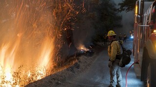 Počet obetí požiarov v USA stúpa, s ohňom bojujú tisícky hasičov