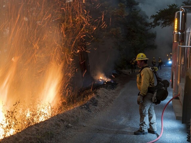 Počet obetí požiarov v USA stúpa, s ohňom bojujú tisícky hasičov