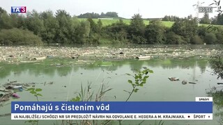 V rieke plávajú tony odpadu, čistenie zostáva na dobrovoľníkoch