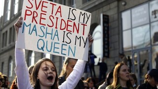 Proti demonštrantkám tvrdo zasiahli, desiatky odviezli v putách