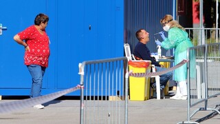 Počet infikovaných stúpa, hygienici nestíhajú dohľadávať kontakty