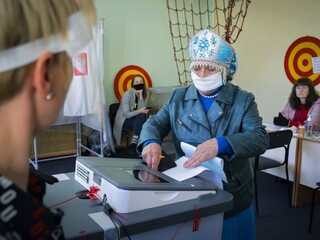 K víťazstvu v Rusku mieri vládna strana, opozícii sa darilo na Sibíri