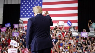 Trump odignoroval opatrenia štátu, spravil míting pre tisícky ľudí