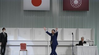 Vládnuca stana v Japonsku si zvolila svojho šéfa, nahradí Abeho