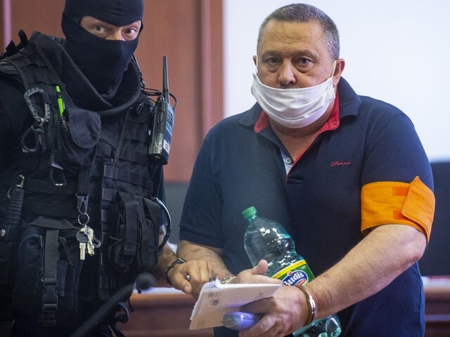 Dora so synom sú opäť pred súdom, obžalovaní sú zo šiestich vrážd