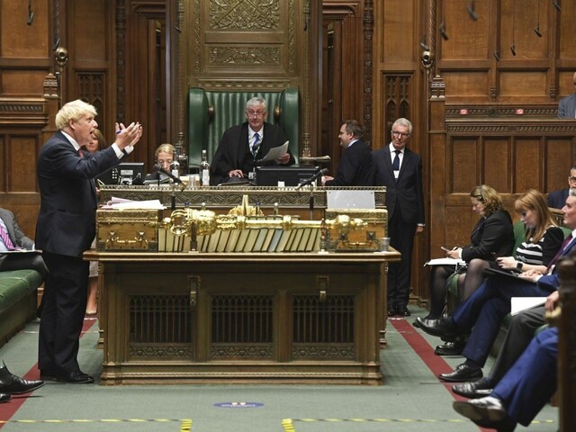 Johnson chce porušiť brexitovú dohodu, proti je päť expremiérov