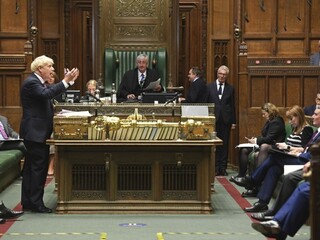 Johnson chce porušiť brexitovú dohodu, proti je päť expremiérov