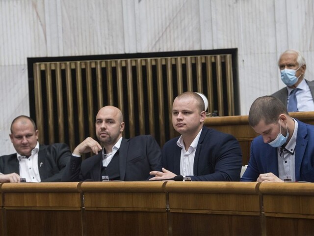 Kotlebovci odmietajú rúška v pléne, podali na nich podnet