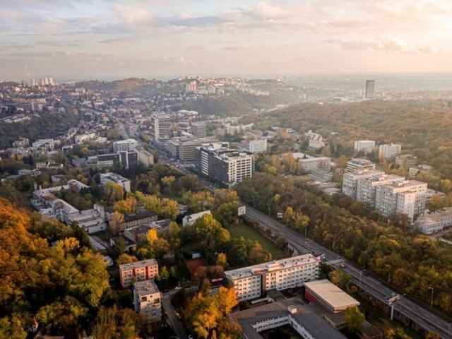 Vodiči stále neberú ohľad. Na bratislavskej Patrónke dochádza opakovane k nehodám, nepomohli ani obmedzenia 