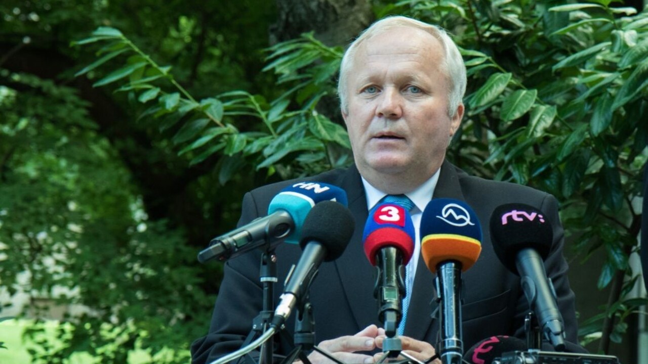 Pre mužov, ktorí mali podplácať štátneho tajomníka, chcú väzbu