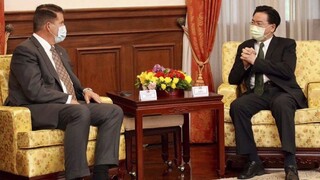 Taiwan navštívil americký diplomat, Čína reagovala vojenským cvičením