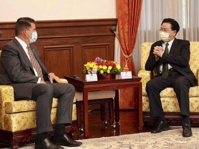 Taiwan navštívil americký diplomat, Čína reagovala vojenským cvičením